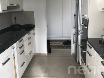 Appartement-terrasse lumineux et élégant avec vue à Gampelen image 7