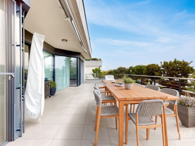 Appartement-terrasse lumineux et élégant avec vue à Gampelen image 8
