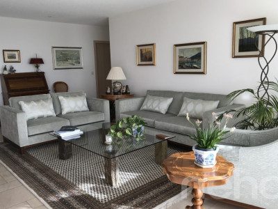 Appartement-terrasse lumineux et élégant avec vue à Gampelen image 12