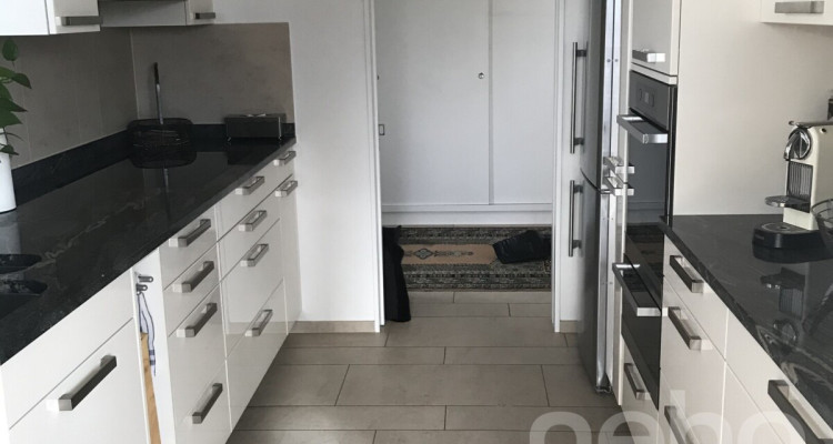 Appartement-terrasse lumineux et élégant avec vue à Gampelen image 7