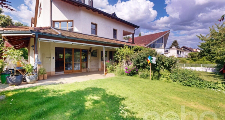 Attraktives Doppeleinfamilienhaus in familienfreundlicher Lage image 1