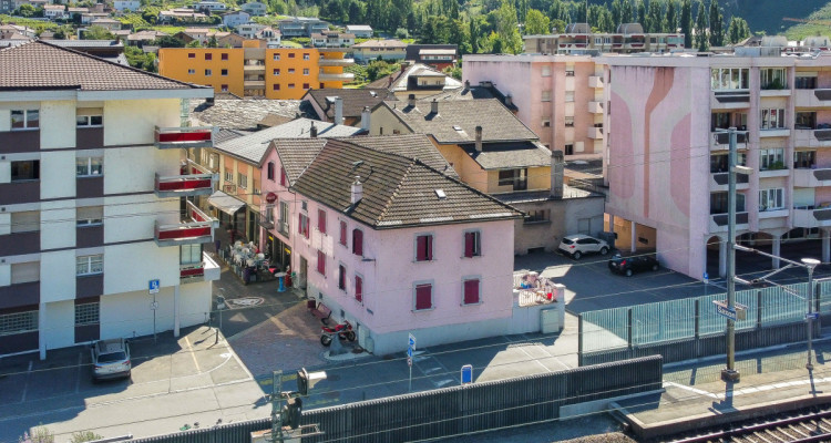 Immeuble à fort potentiel au centre de Saxon, face à la gare image 1