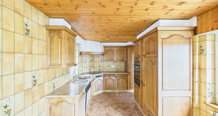 Exclusivité ! Maison individuelle de 7 pièces avec garage à rafraîchir image 3