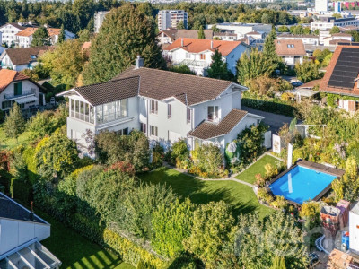 Grosszügiges Haus mit Einliegerwohnung, Garten und Pool image 1