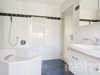 Grosszügiges Haus mit Einliegerwohnung, Garten und Pool image 9