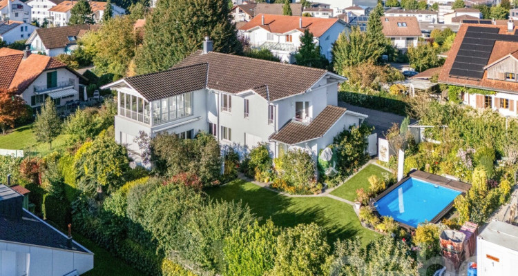 Grosszügiges Haus mit Einliegerwohnung, Garten und Pool image 1