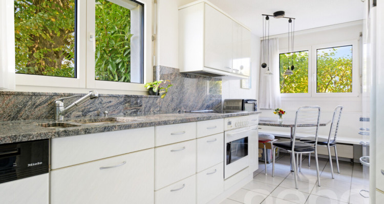 Grosszügiges Haus mit Einliegerwohnung, Garten und Pool image 5