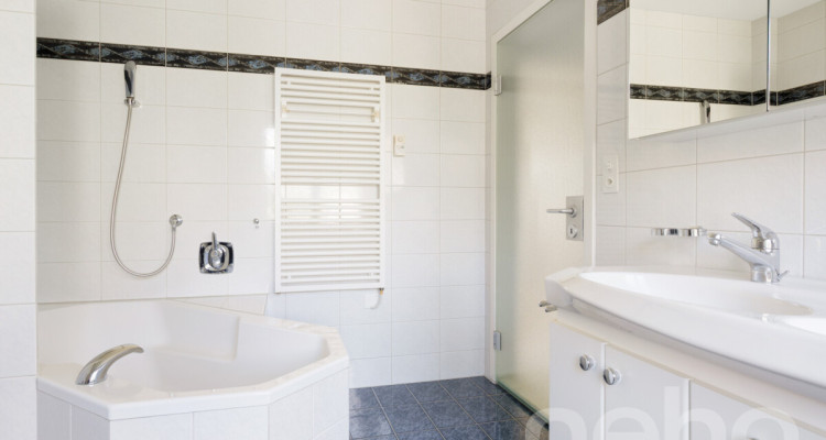 Grosszügiges Haus mit Einliegerwohnung, Garten und Pool image 9