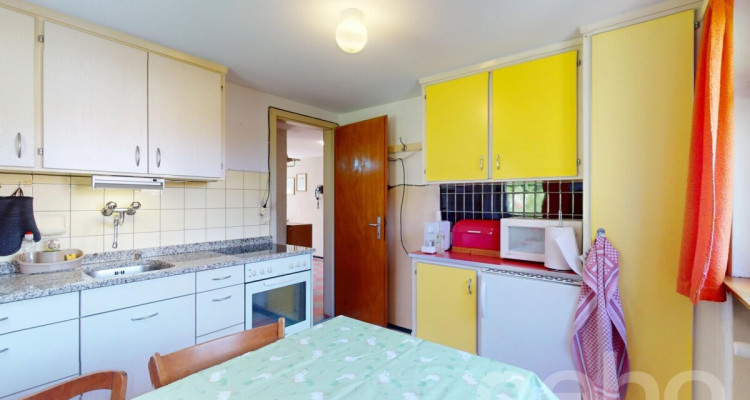 Charmantes Zweifamilienhaus mit grosszügigem Umschwung image 2