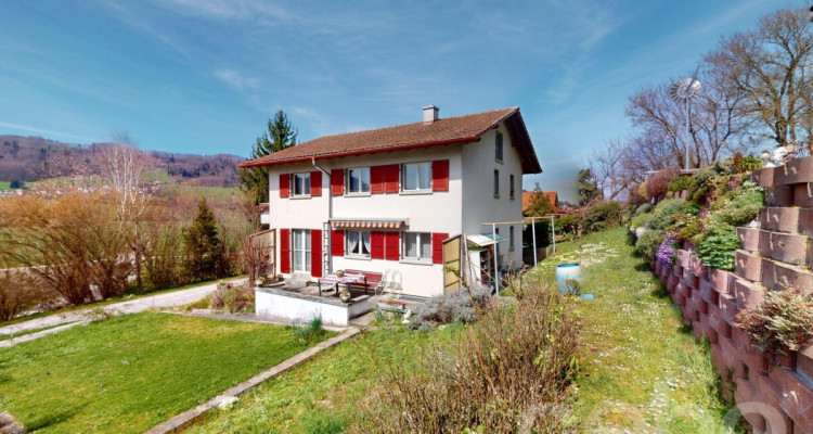 Charmantes Zweifamilienhaus mit grosszügigem Umschwung image 3