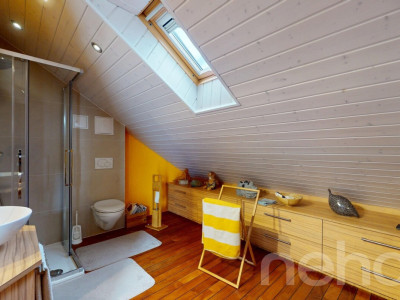 Proche du centre du village image 10