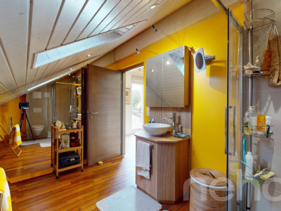 Proche du centre du village image 12