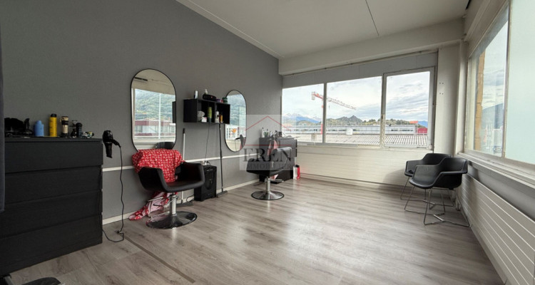 Bâtiment administratif et halle industrielle à vendre à Conthey image 9