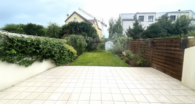 Villa mitoyenne de 5,5 pièces avec terrasse et jardin image 1