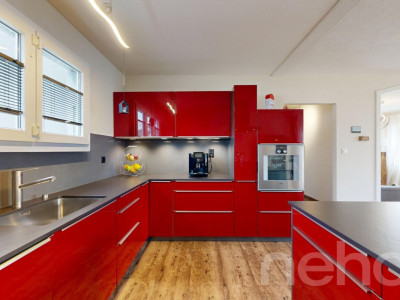 Superbe petite maison familiale rénovée avec terrasse et grand jardin! image 8