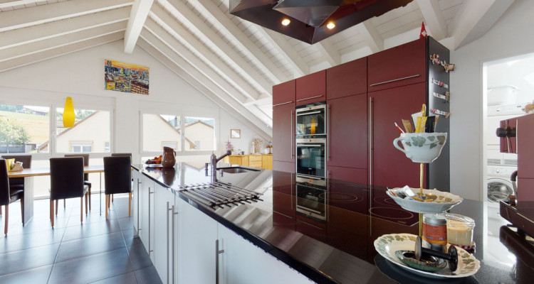 Gepflegte Dachwohnung mit viel Komfort 4.5 Zimmer Dach-WHG image 1