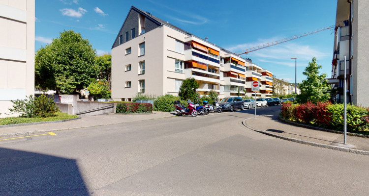 Renovierte Dachwohnung - mit Terrasse und Balkon, viel Platz und Raum image 1