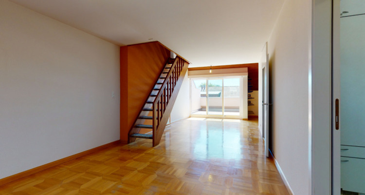 Renovierte Dachwohnung - mit Terrasse und Balkon, viel Platz und Raum image 3