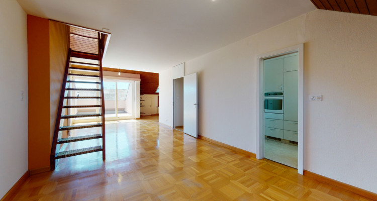 Renovierte Dachwohnung - mit Terrasse und Balkon, viel Platz und Raum image 9