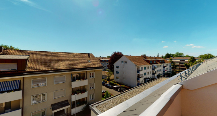 Renovierte Dachwohnung - mit Terrasse und Balkon, viel Platz und Raum image 10