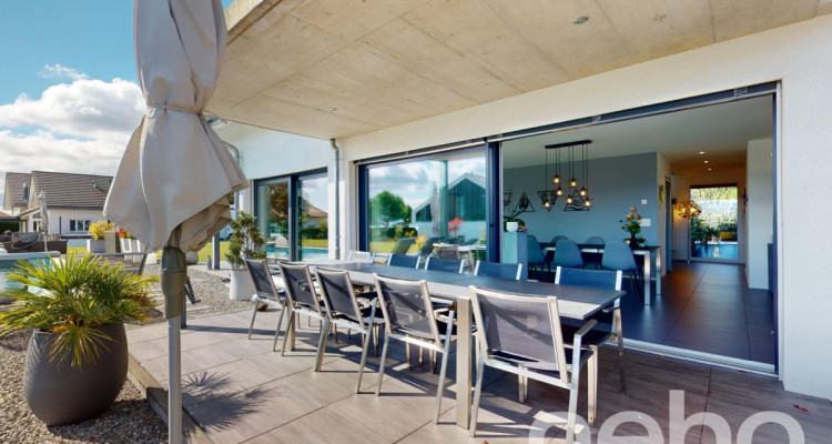 Maison de rêve avec piscine chauffée et vue lac ! image 9