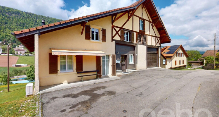 Grande maison rénovée avec vaste jardin à St-Imier image 12