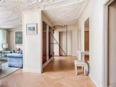 Unique! 4.5 room apartment with panoramic lake view! image 2