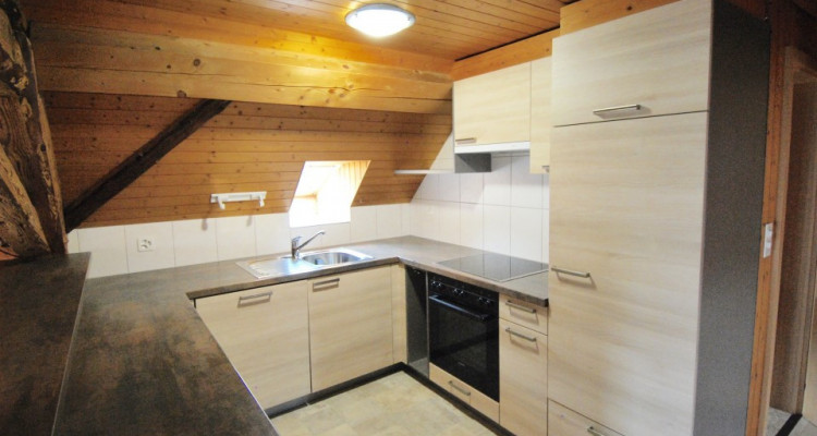 Zu vermieten in Gwatt, in altem, umgebauten Bauernhaus, grosse 3,5 Zimmer Dachwohnung image 4