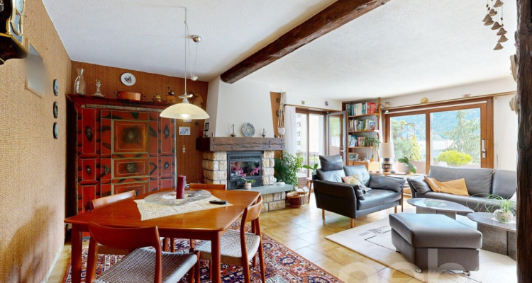 Grande maison mitoyenne sur 3 étages avec terrasse et balcon! image 3