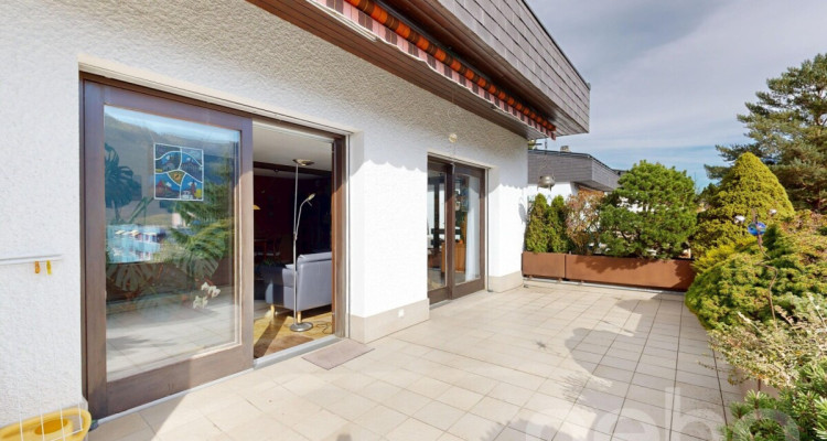 Grande maison mitoyenne sur 3 étages avec terrasse et balcon! image 5