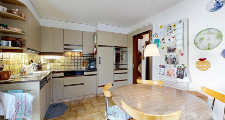 Grande maison mitoyenne sur 3 étages avec terrasse et balcon! image 7