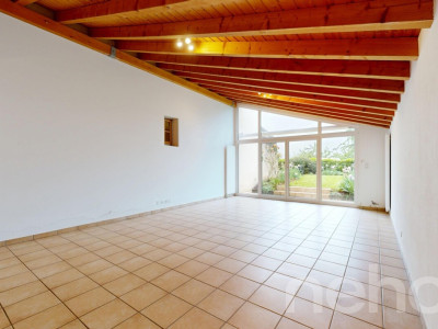 Sérénité, face à un champ agricole image 9