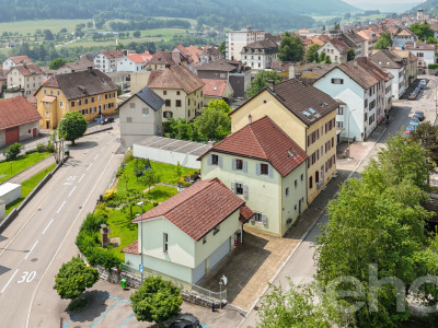 Grande Maison de deux appartements + Bureaux et garages indépendants image 1