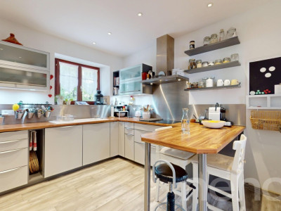 Grande Maison de deux appartements + Bureaux et garages indépendants image 4