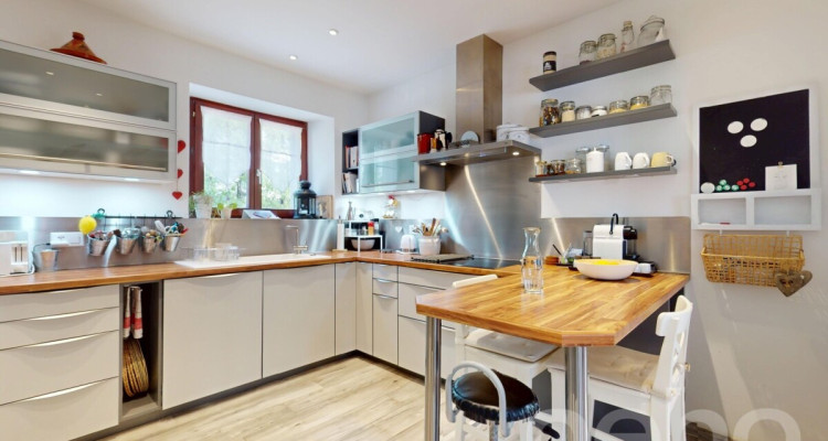 Grande Maison de deux appartements + Bureaux et garages indépendants image 4