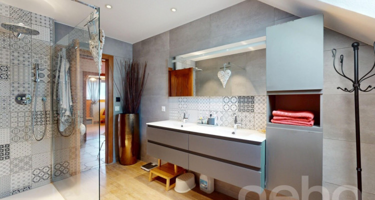 Grande Maison de deux appartements + Bureaux et garages indépendants image 9