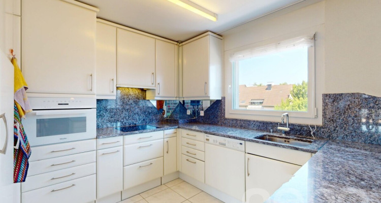 Zentrale 3.5-Zimmer-Attikawohnung mit Fernsicht image 4