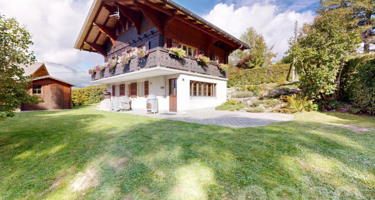 Exclusif: Magnifique chalet de 4 chambres avec grand jardin image 2