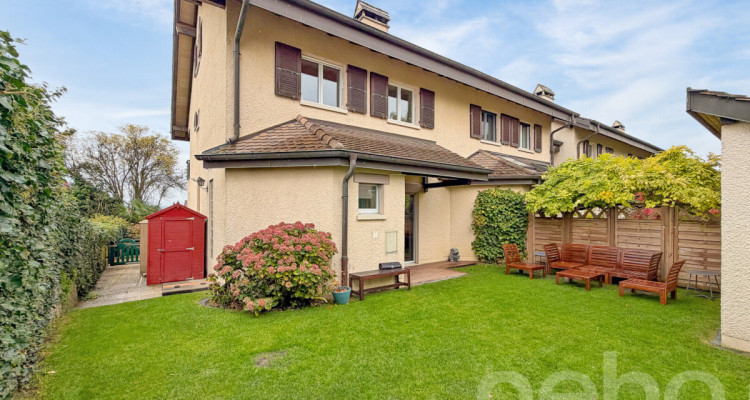 Au centre du village, vue lac image 1