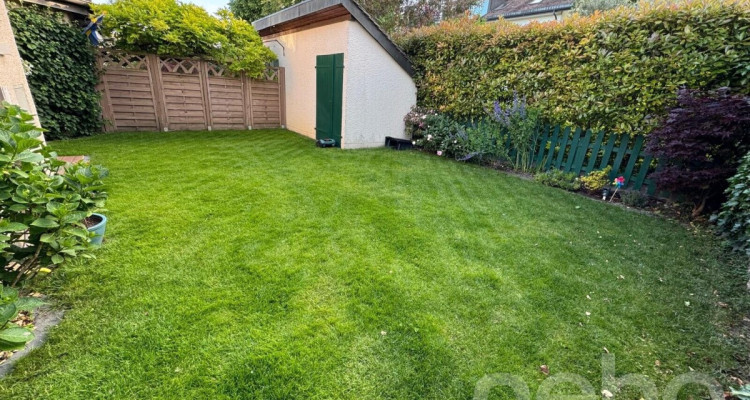 Au centre du village, vue lac image 3