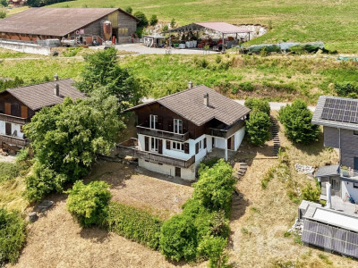 Vue panoramique et charme authentique: Un chalet à réinventer image 4