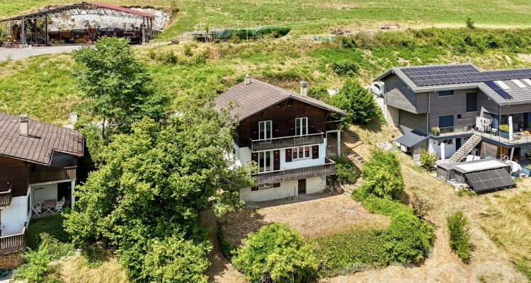 Vue panoramique et charme authentique: Un chalet à réinventer image 2