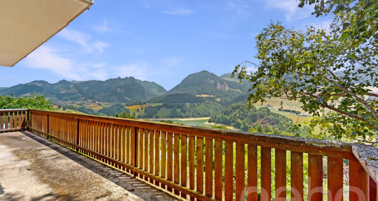 Vue panoramique et charme authentique: Un chalet à réinventer image 3