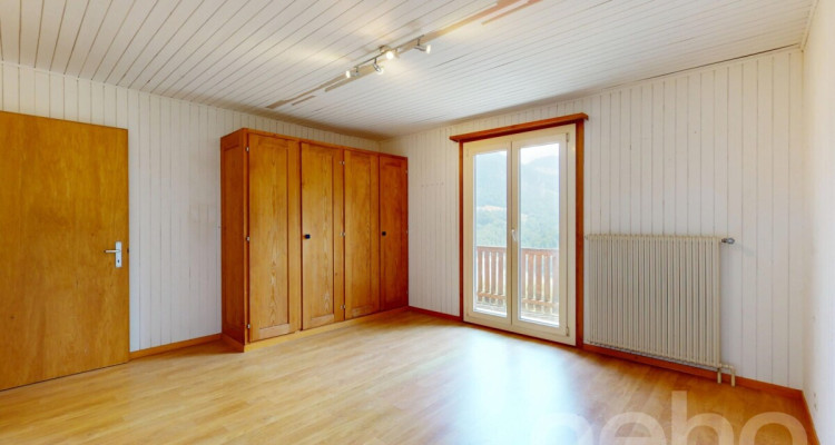 Vue panoramique et charme authentique: Un chalet à réinventer image 11