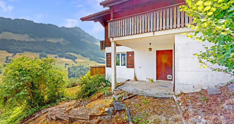 Vue panoramique et charme authentique: Un chalet à réinventer image 12