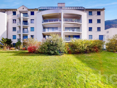 Grosszügige 5.5-Zimmer-Wohnung mit sonnigem Balkon und Bergsicht image 1