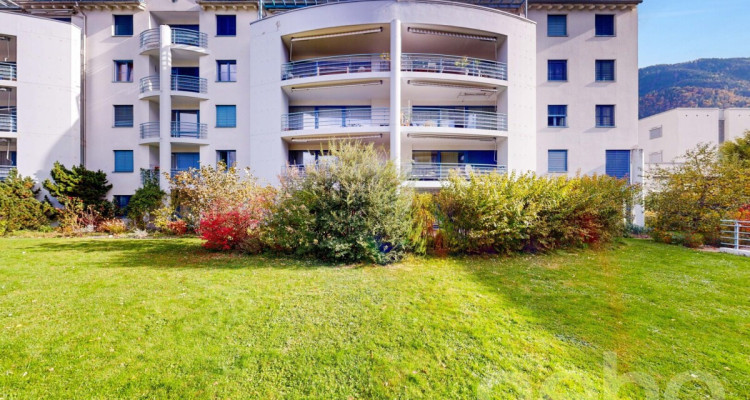 Grosszügige 5.5-Zimmer-Wohnung mit sonnigem Balkon und Bergsicht image 1