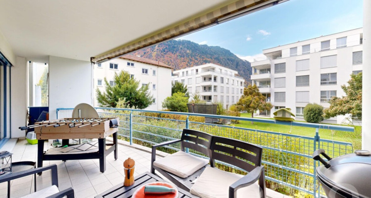 Grosszügige 5.5-Zimmer-Wohnung mit sonnigem Balkon und Bergsicht image 2