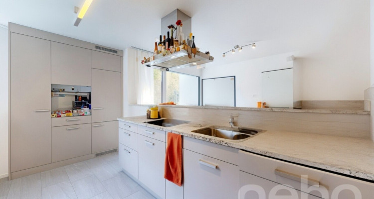 Grosszügige 5.5-Zimmer-Wohnung mit sonnigem Balkon und Bergsicht image 5