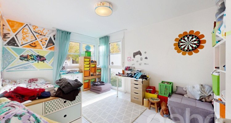 Grosszügige 5.5-Zimmer-Wohnung mit sonnigem Balkon und Bergsicht image 8